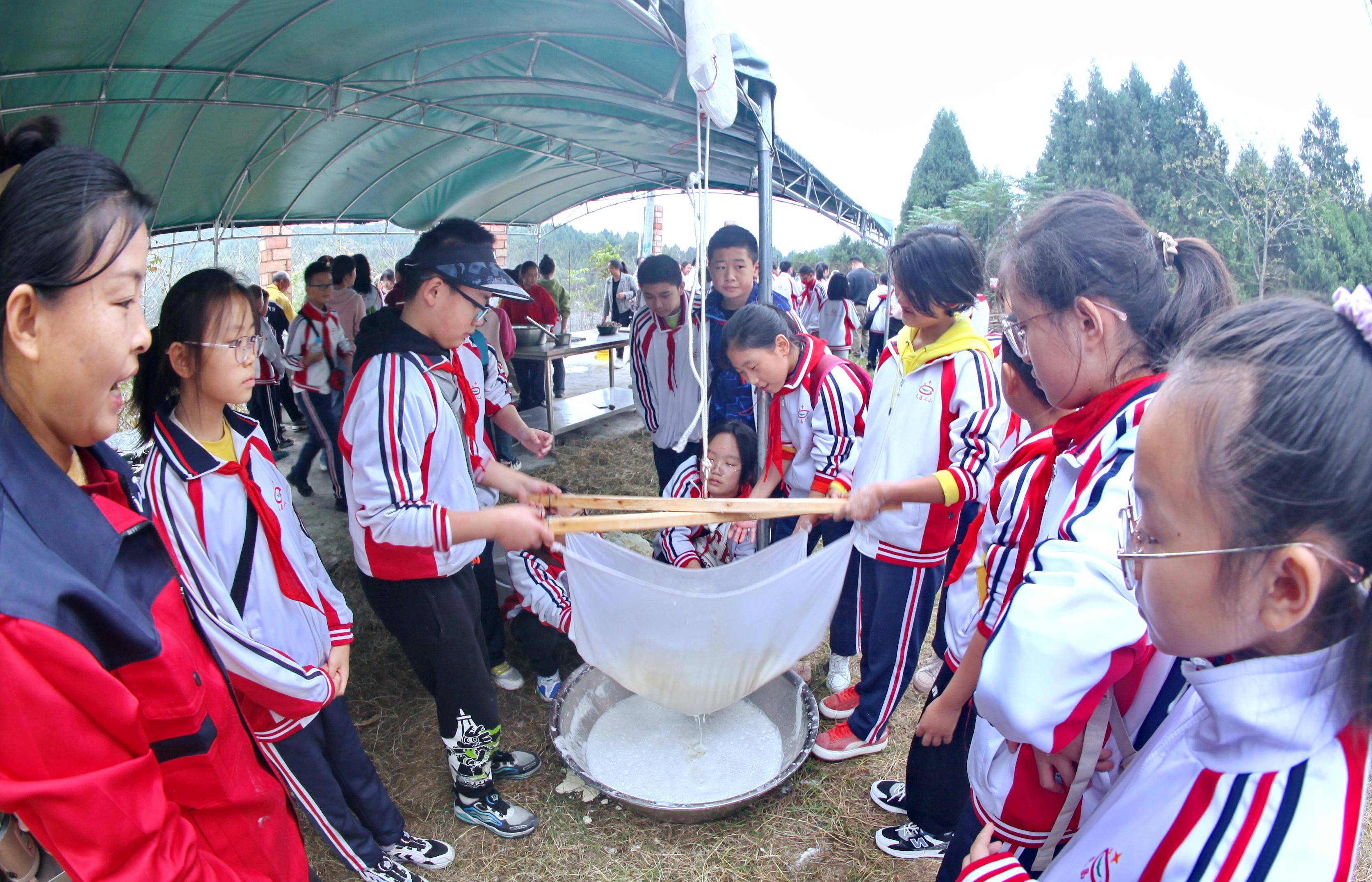 动手实践争先锋 梓潼县文昌二小部分师生走进力美劳动教育实践基地