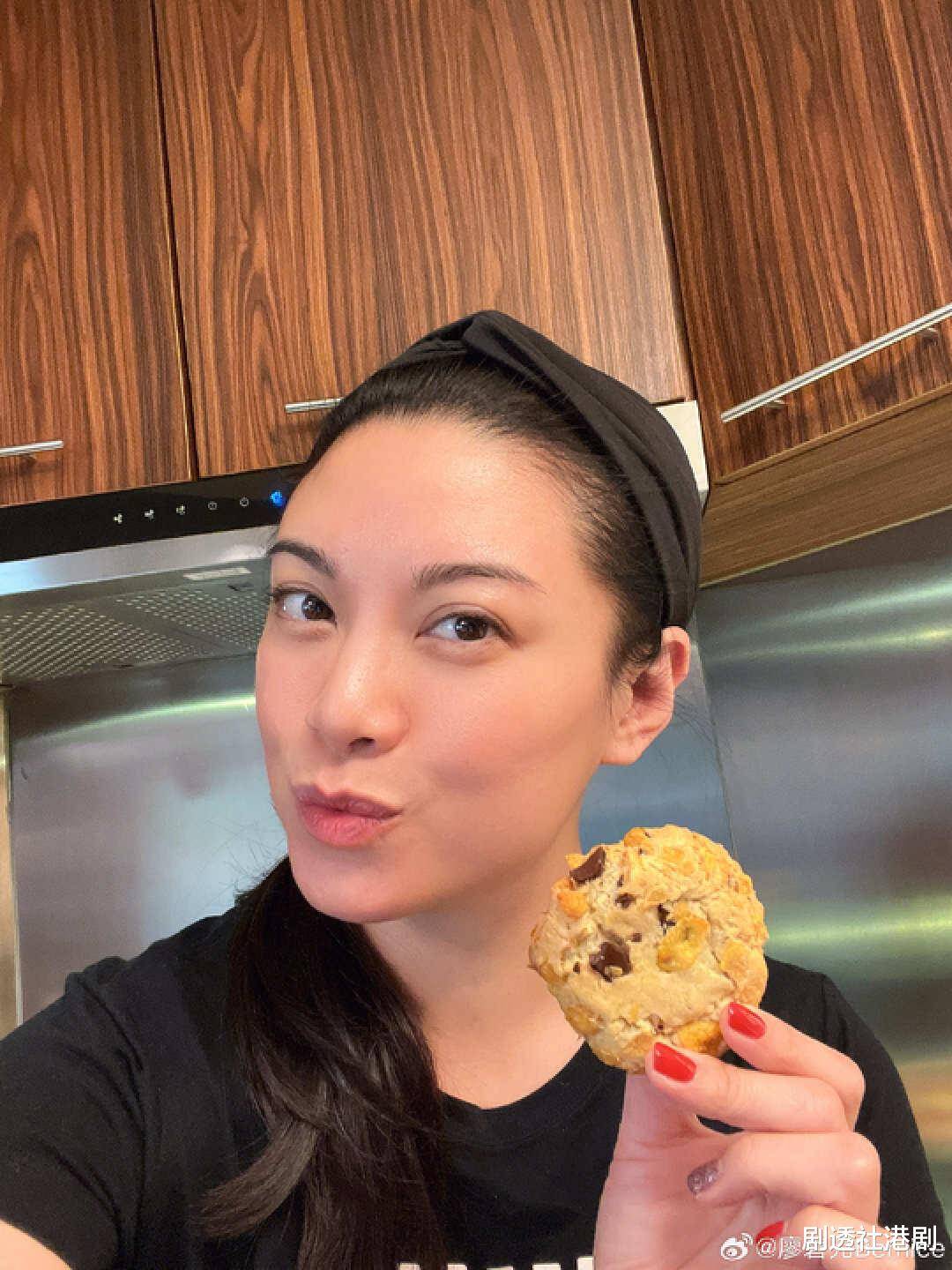 tvb前花旦换新发型,被指回春不少,分享与型男合照引网民热议_廖碧儿