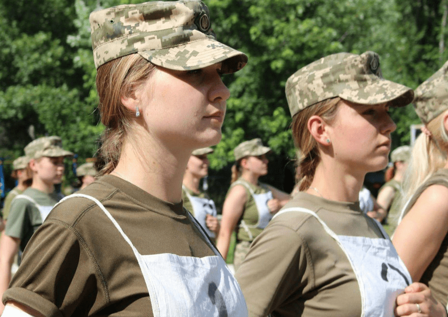 美媒:乌克兰已经开始招募60岁以下的女兵,且取消其"前线豁免权"_女性