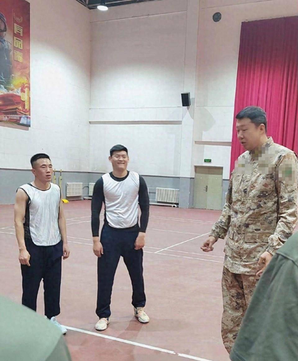 王治郅穿军装亮相,军衔已与刘国梁一样!_姚明莫_教练_成为了