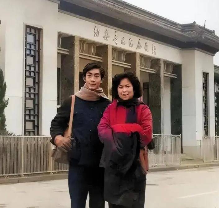 1981年章金莱入选《西游记》剧组,临走时,父亲特意送他两件礼物_孙