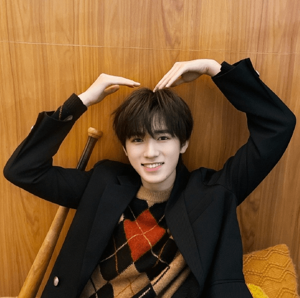 据悉,宋亚轩在玩一款名为《原神》的手机游戏时,竟然连续玩了八个小时