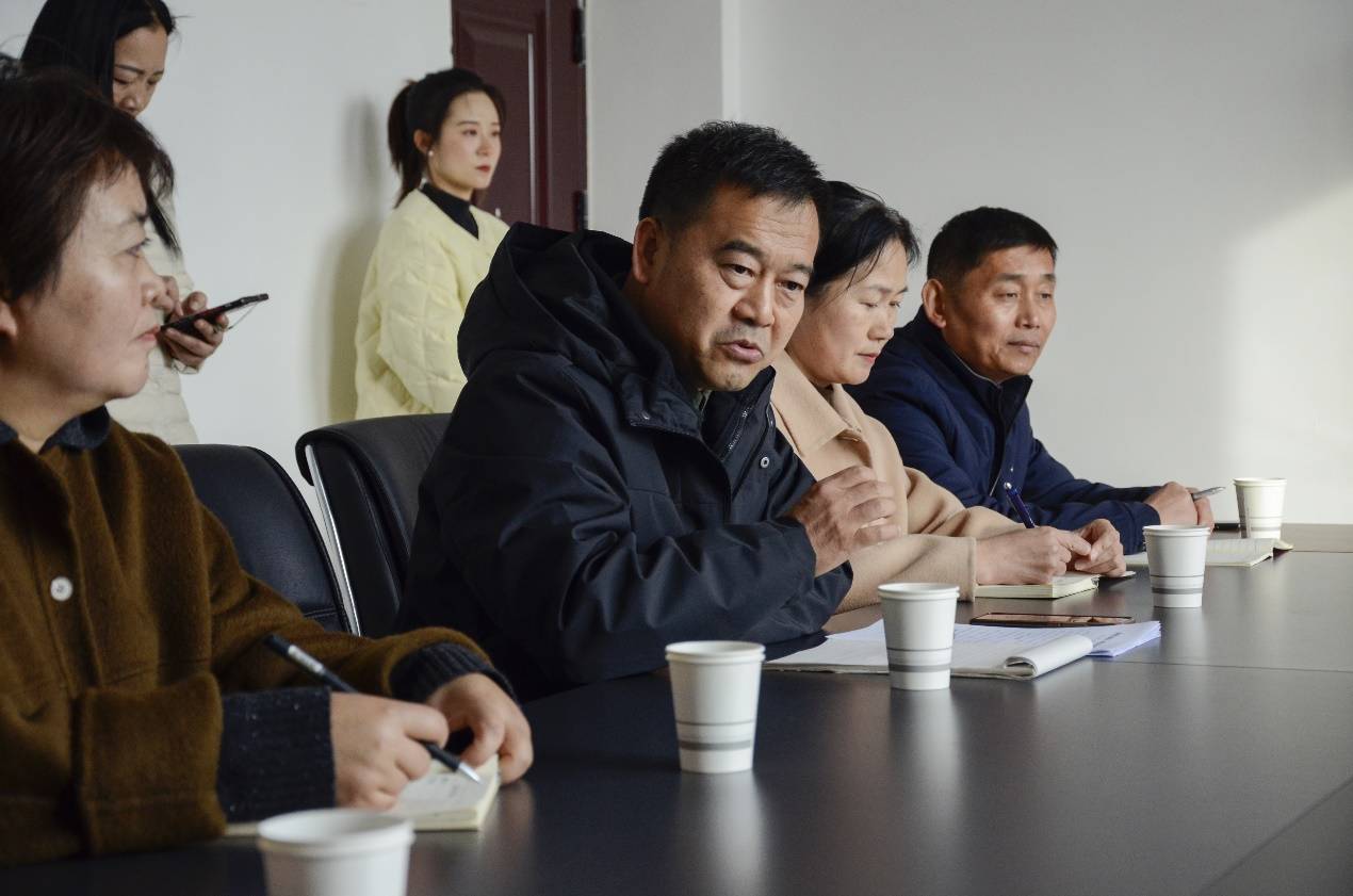 濮阳市华龙区梅兴秦区长莅临濮阳市油田第六小学教育集团东校区调研