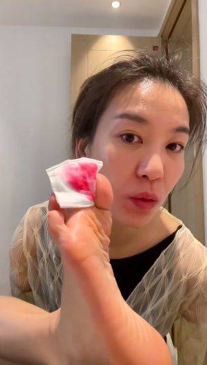 坚持用脚化妆卸妆,评论区充满嘲笑,网友素质待提高_雷庆瑶_生活_成功