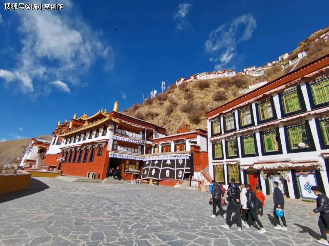 藏地最大的天葬台,直贡梯寺,倒悬空寺立于奇险之处千年不倒