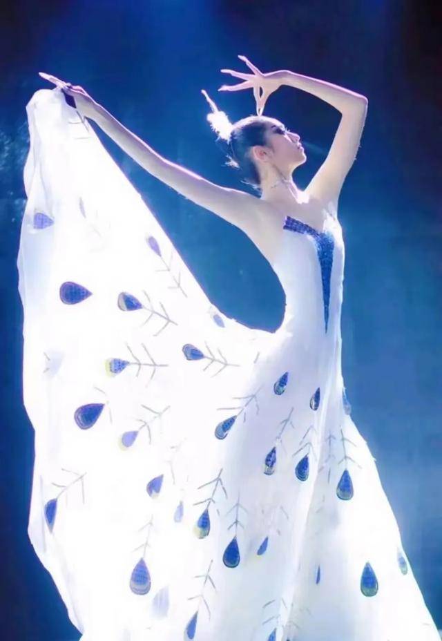 杨丽萍回应质疑,坦言身体老去没有接班人,不相信人性_孔雀_观众_生活