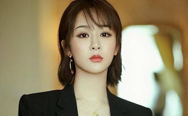 杨紫的脸型是圆圆的,天鹅颈让她的气质提升了不少