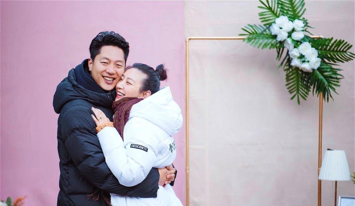 随后就扒出凌潇肃不忠诚唐一菲,这件事几乎葬送了两人的事业.