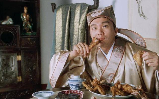 周星驰年幼时浪费鸡腿被母亲打,后来拍电影烤鸡翅成了常用的戏码_生活