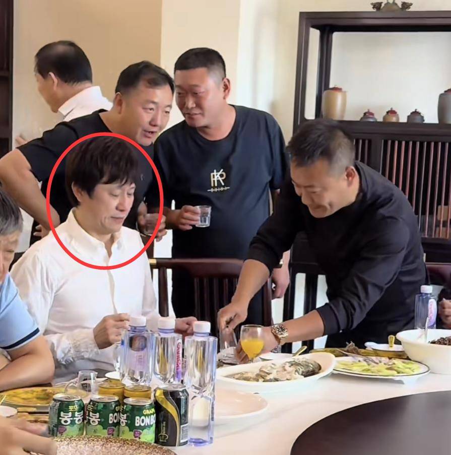 55岁解晓东近况曝光,与阎维文朱时茂聚餐,喝12元饮料引热议_网友_好
