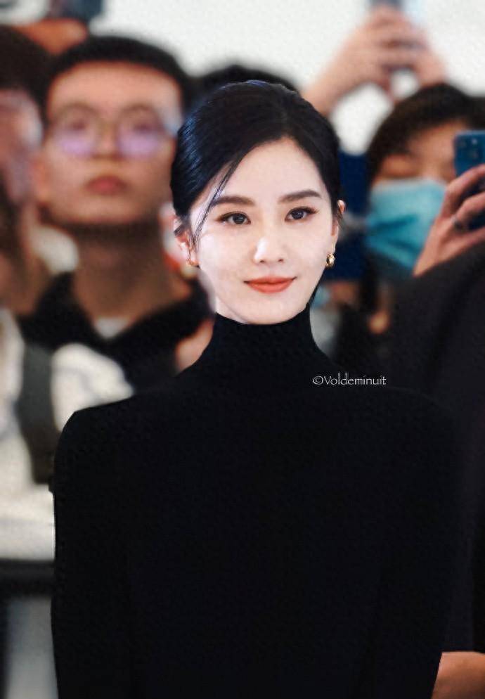 刘诗诗宛如优雅黑天鹅,半高领上衣搭金耳环慵懒时尚美得清新脱俗_气质