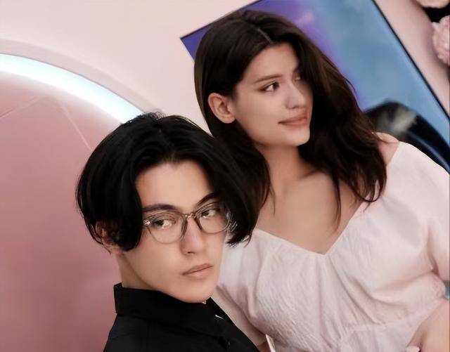 电影照进现实,仲尼与卡琳娜浪漫海岛旅,海滩遇难上演消失的他_钟妮