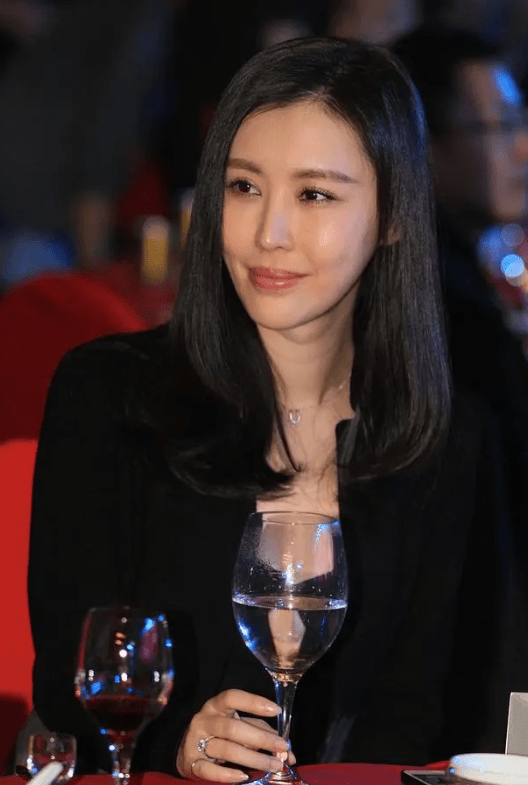 关注田朴珺的感情生活的同时,是否也应该看到她的事业成就和个人魅力?