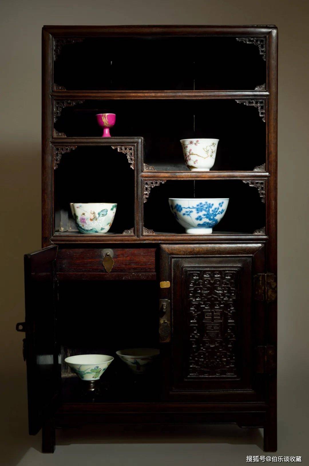 硬木嵌粉彩博古图瓷板茶酒柜,台北故宫博物院藏收藏,为藏品一掷千金还