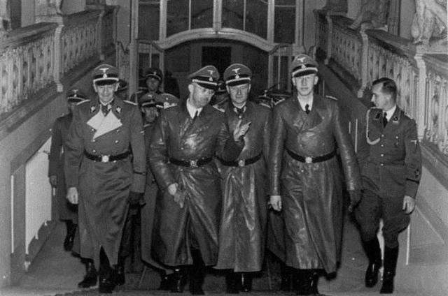 得体,如果是看盖世太保一类电影发现的话就是"武装党卫军军官大衣",不