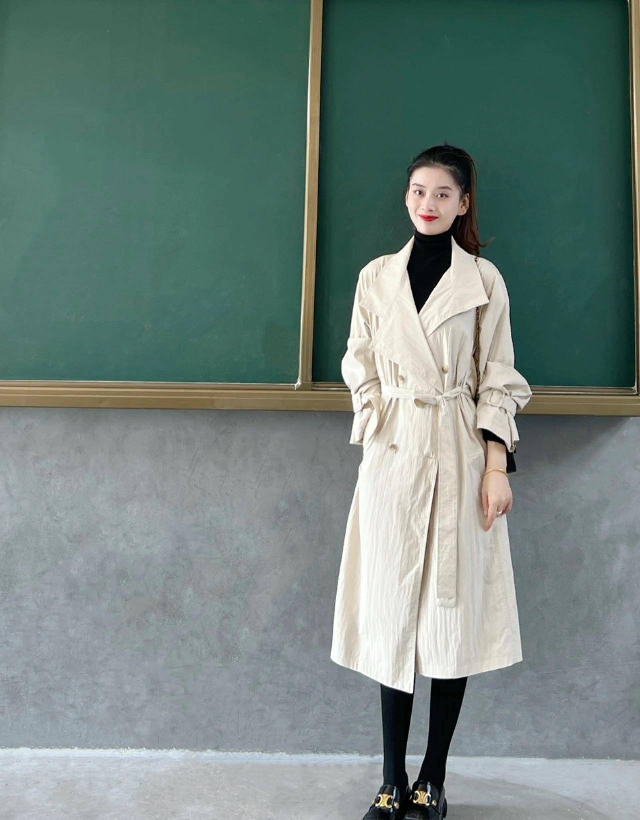 外套换成了灰色风衣,里面搭配白色衬衫,扎着马尾辫,看起来清爽又高效