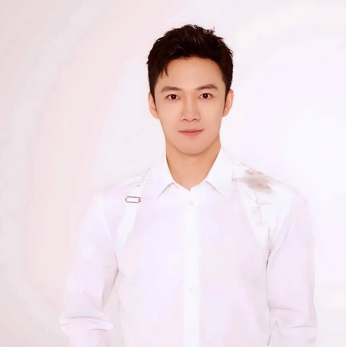 央视著名主持人张韬:一路走来有艰辛,他是亲人眼里的"暖男"_北京广播