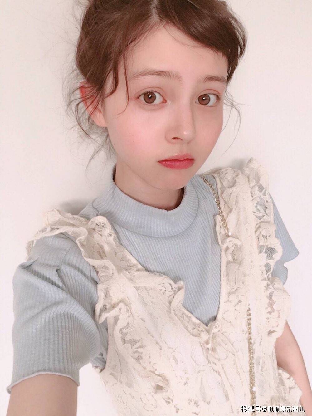 加藤娜娜自幼就展现出了她出众的美貌和艺术天赋.