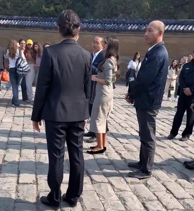 武契奇"42岁美妻"惊艳国宴后,气质出街选礼物,青花瓷旗袍曝光_时尚