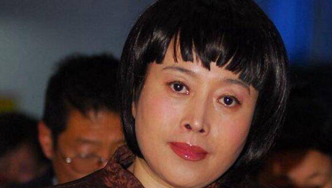 剧中丁嘉丽入木三分地演出了虎妞的大胆泼辣,让人印象深刻,绝对不输