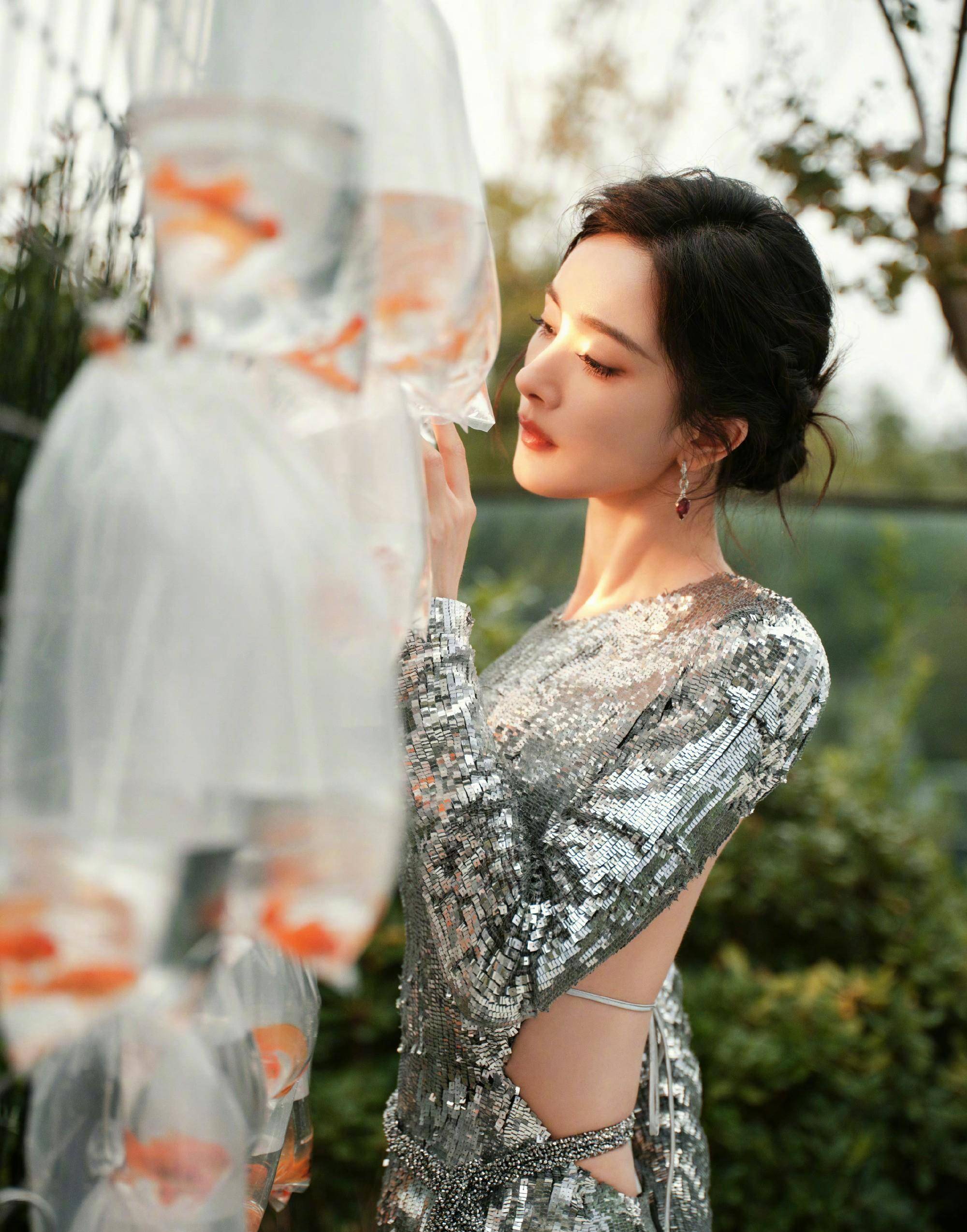 杨幂穿上飘逸银色长裙,瞬间变身仙女!美丽达到新高度_气质_女神_裙子