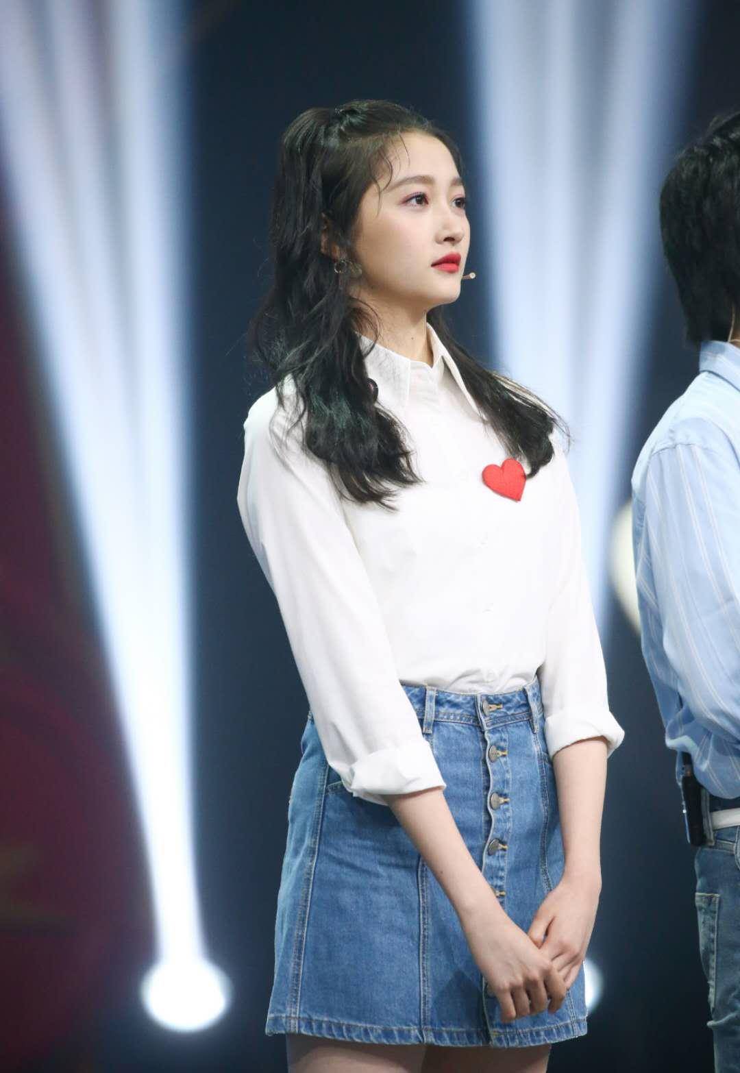 从《王牌对王牌》的花絮照来看,关晓彤的身材真的是太逆天了,即使是穿