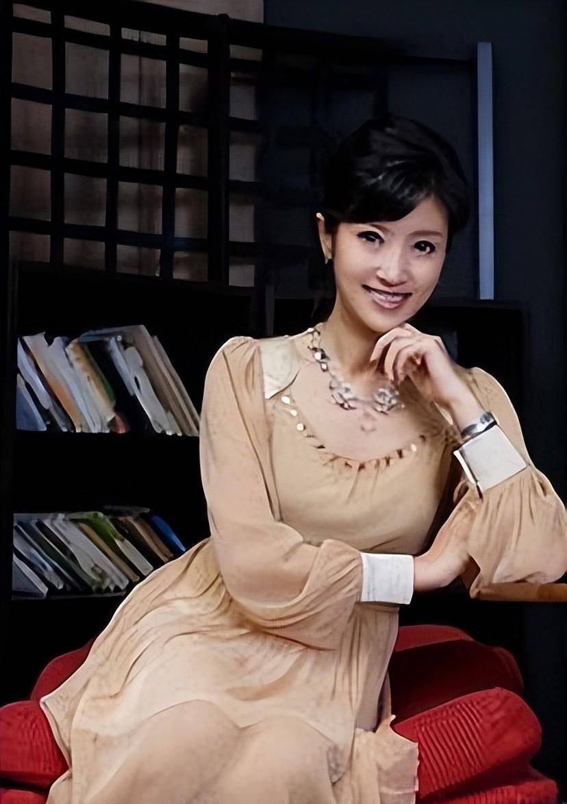 春妮23岁与蒋虎结婚,38岁与郭德纲传绯闻,40岁嫁给央视"名嘴"_刚强