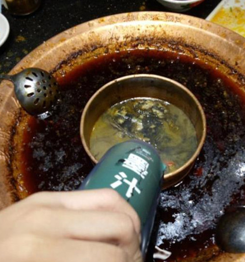 火锅店证明自己没有用地沟油，客人吃完后倒黑水，懂套路的人笑了(图9)