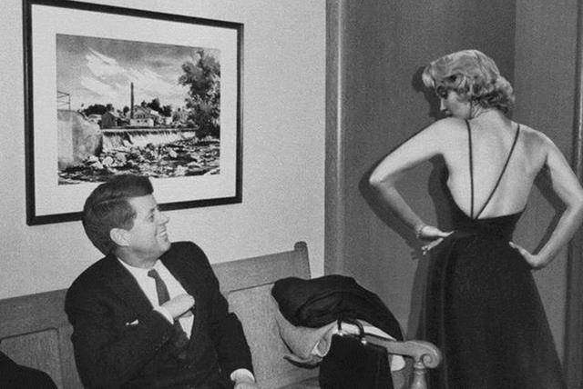 风流总统肯尼迪:和女间谍在酒店呆3天,当着妻子的面找女人_美国_父亲