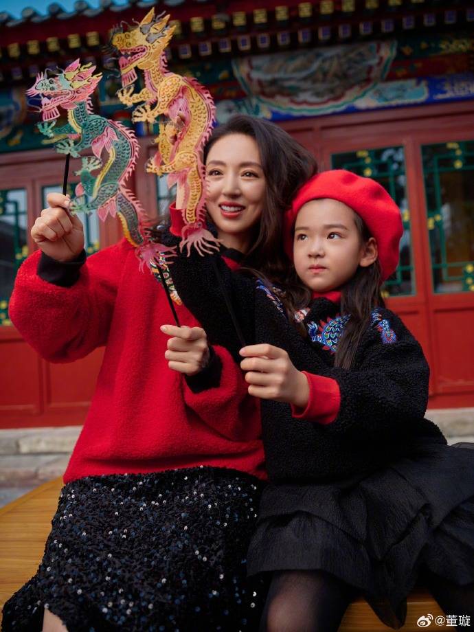 董璇晒与女儿亲子写真,7岁酒窝镜头感足,和妈妈越长越像好漂亮_母女俩