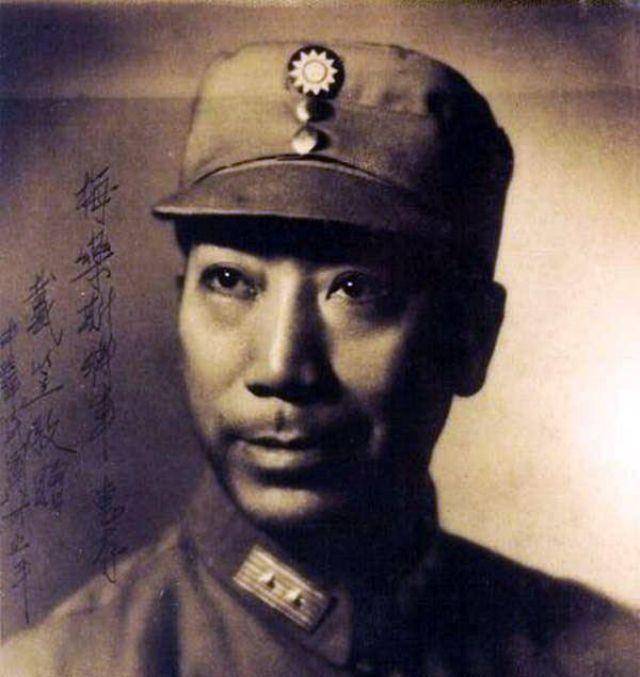 蒋介石不抵抗外敌,反而对革命党人兵戎相向,又怎能不让人愤慨?