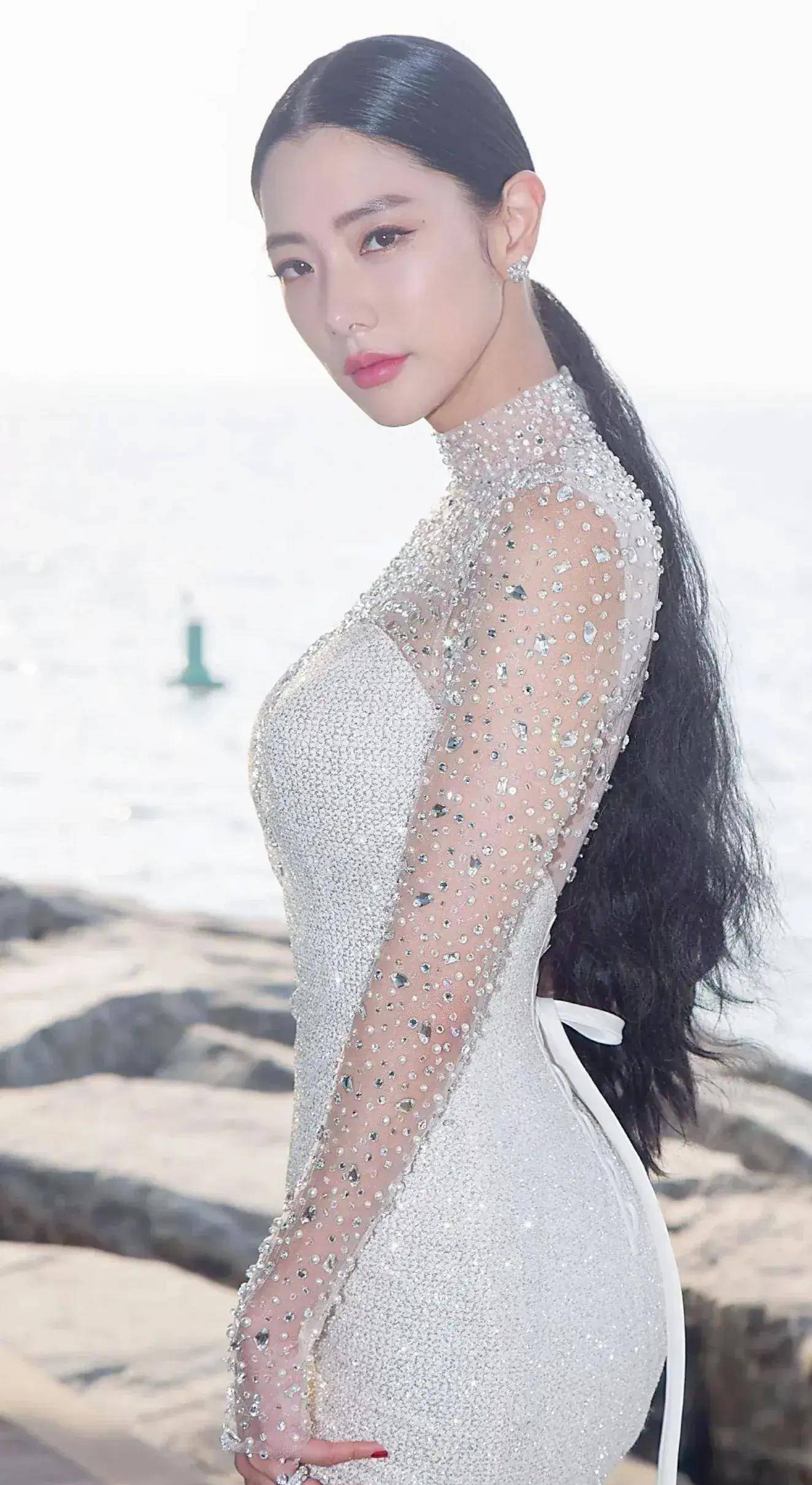 "国民女神"—克拉拉:性感与才华并存的"亚洲第一美女"_中国_魅力_身材