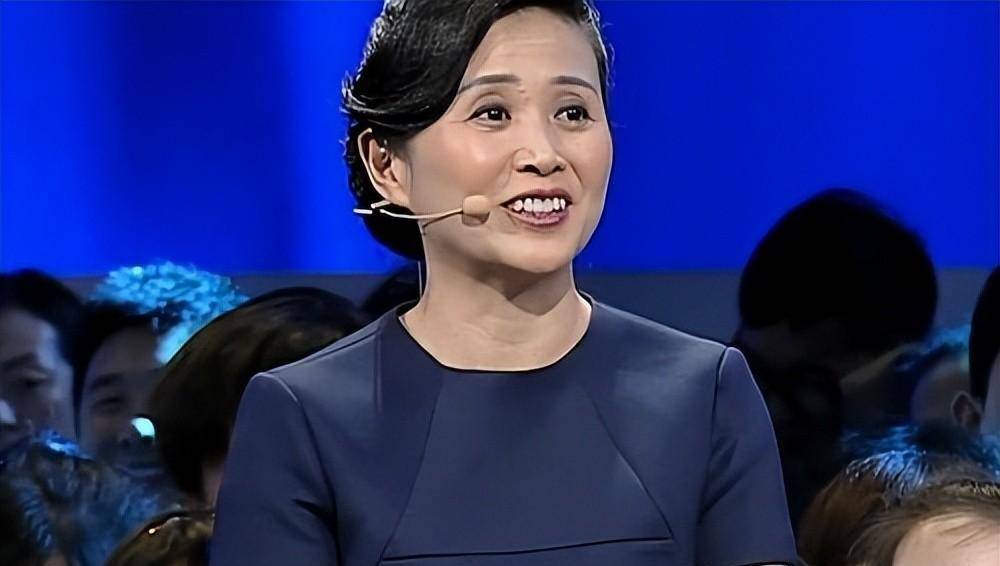 这还是《非诚勿扰》里的导师黄菡吗?