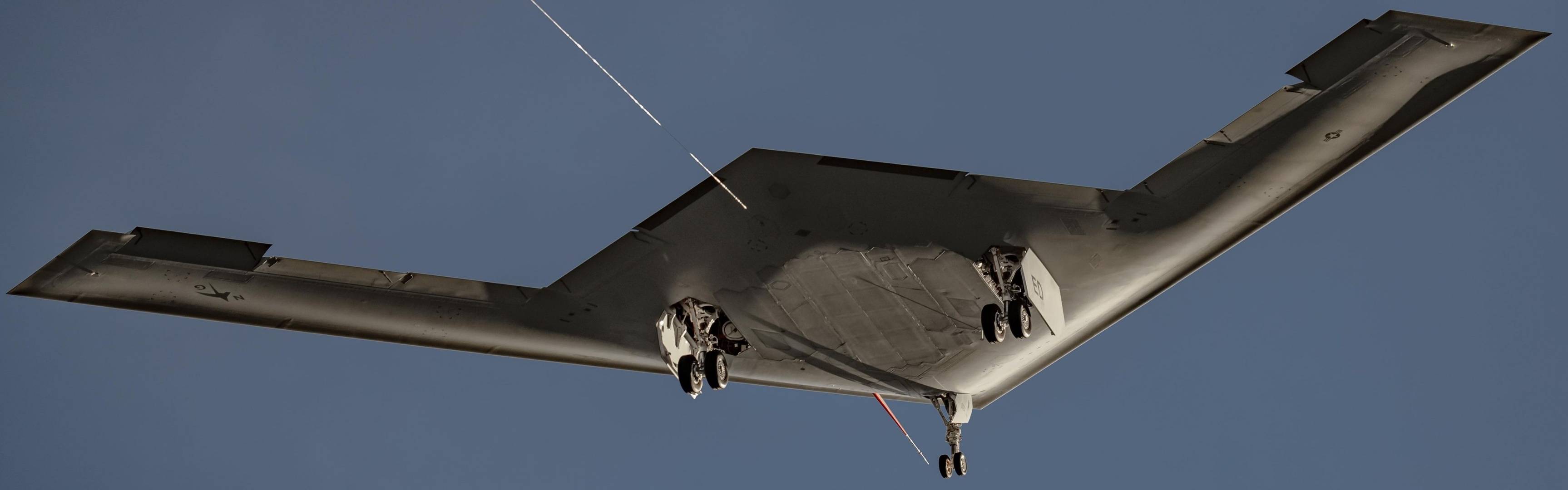 b-21隐身轰炸机首飞,轰-20落后了?