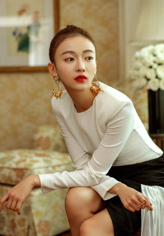 28岁吴谨言身穿白色上衣搭配牛仔裤,清新时尚又减龄,太会穿了_刘海