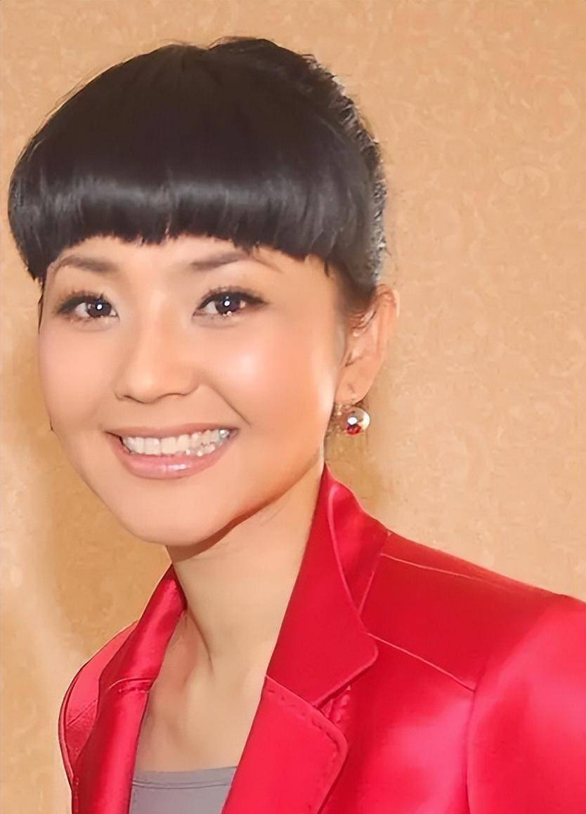 主持人方琼:嫁大8岁副台长,为闪婚大丈夫生儿子,活成人生赢家_杨杨