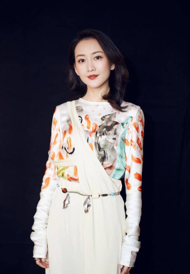 被37岁王鸥新造型美到了,大红色商务西服搭配卷发造型,魅力十足_气质