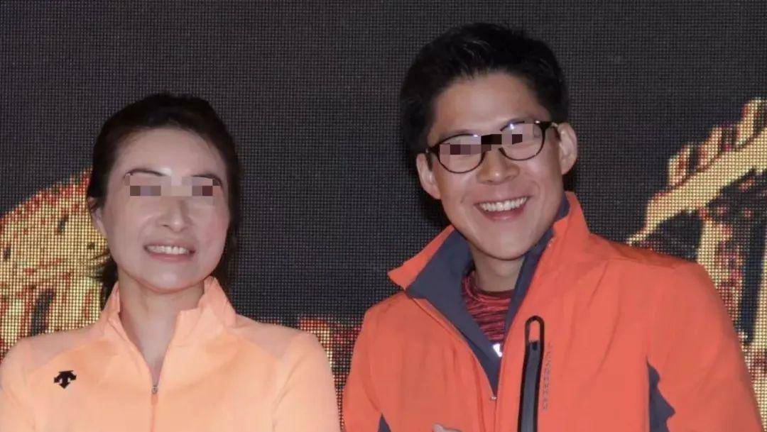 霍启刚郭晶晶牵手庆祝结婚11周年,幸福真实引众人瞩目!