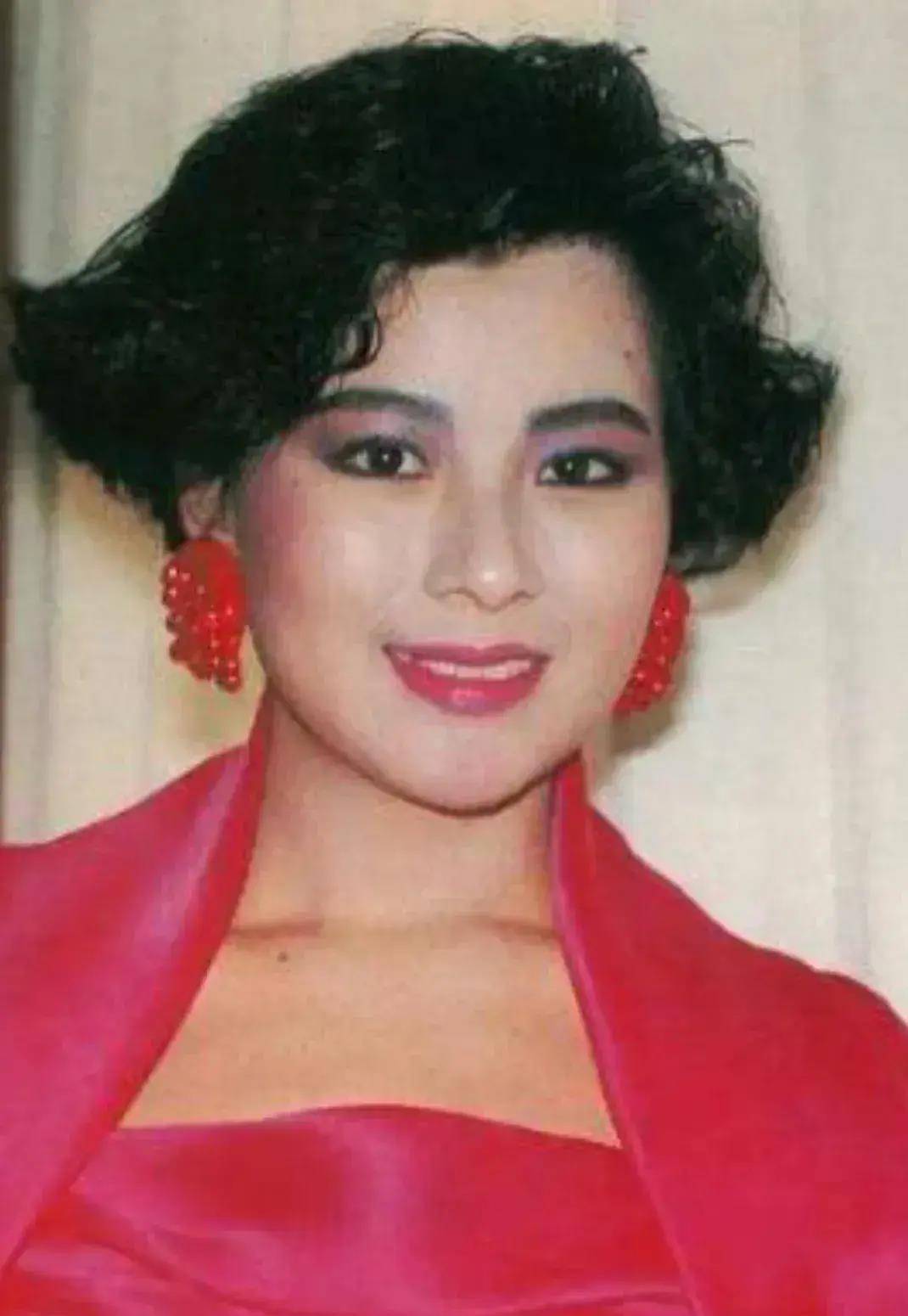 港姐"电眼美女"李美凤,再婚洗牌终打赢,江湖再现更滋润_孩子_爱情_德