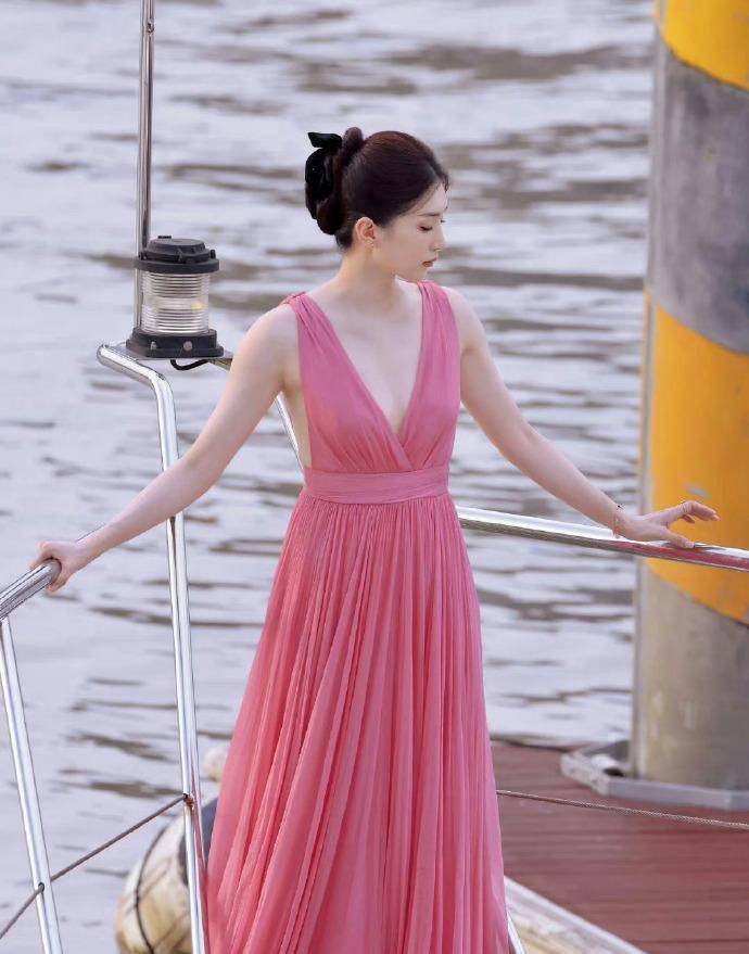 江疏影身穿粉色深v连衣裙,侧面秀出完美身材,既美丽又自信
