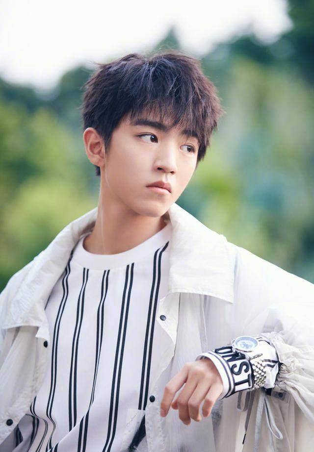 tfboys成员王俊凯,王源和千玺谁比较帅气,网友:他比较会穿搭_发型