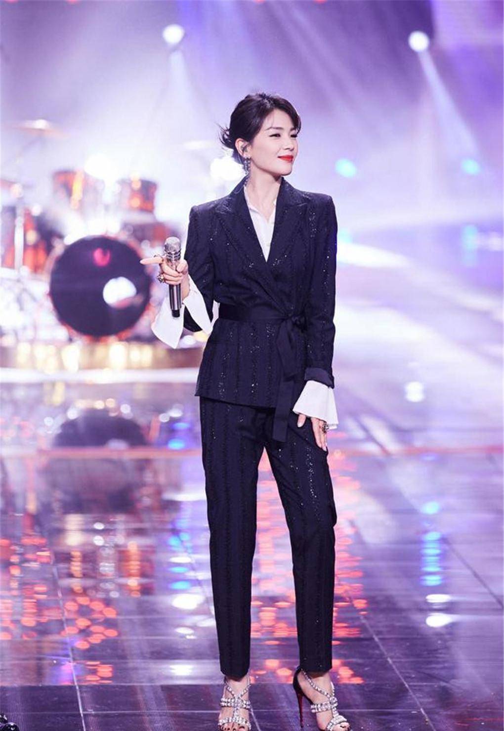 出道20年的刘涛,果然时尚功底了得_薇娅_显得_衬衣