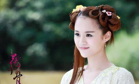 安悦溪身穿宽松黑色t恤 开叉运动裤,酷炫十足,网友:这是糖宝?