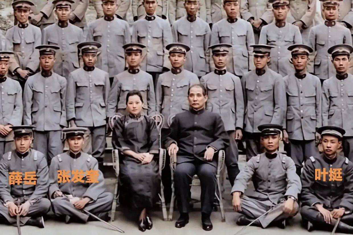 “中国”1922年，孙中山与他的警卫团合影，三位营长后来都是铁血将领