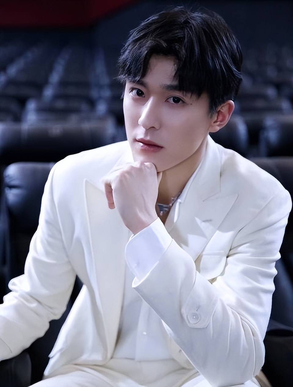 林允与孙晨俊被爆料同进同出,网友热议:是新恋情还是朋友聚会?