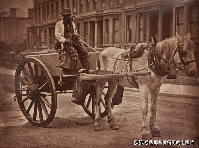 1877年,伦敦街头的马车,这个应该是拉货的,而不是拉人的.