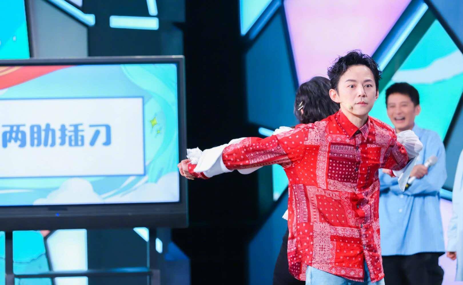 隐婚多年的何炅,背后有一个女人默默付出并支持他,华仔也不例外_王菁