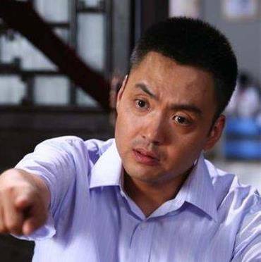 痴情男孩坚持为香妃刘丹扫墓20余年,二人的关系终浮出水面_朱宏嘉_剧