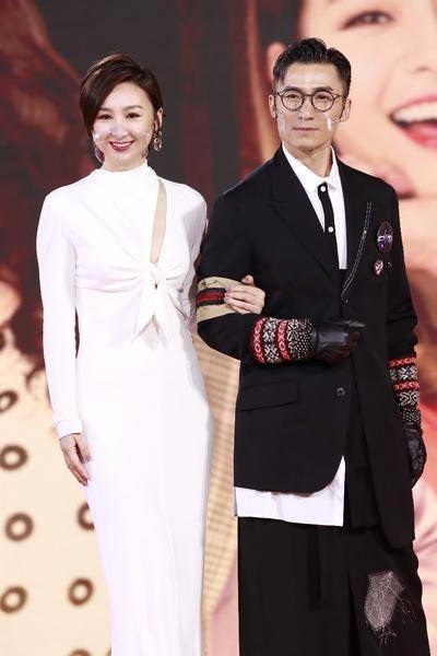 tvb颁奖盛典:汤洛雯又纯又欲,陈自瑶秀美背,艺人东西成焦点_长裙_穿着