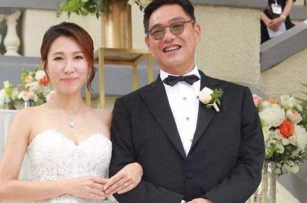 林美慧比曾昭怡还小一岁,总之摊上这么个不务正业的父亲,曾昭怡很难不